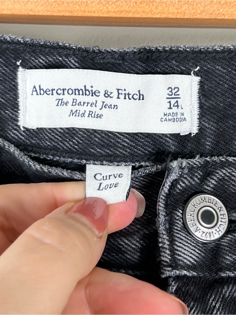 Abercrombie & Fitch Curve Love Mid Rise Barrel Jean Washed Black Size 32 Long - Picture 7 of 11